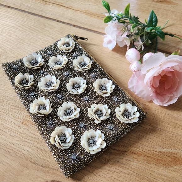 Anthropologie White Floral Beaded Evening Clutch Purse Shell Flowers - Picture 3 of 9